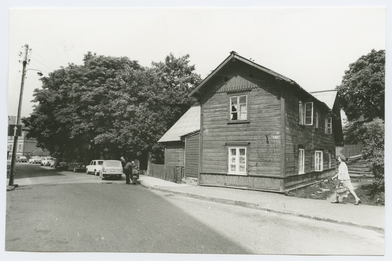 Peeter Süda tänav 17 kahekordne puuhoone.