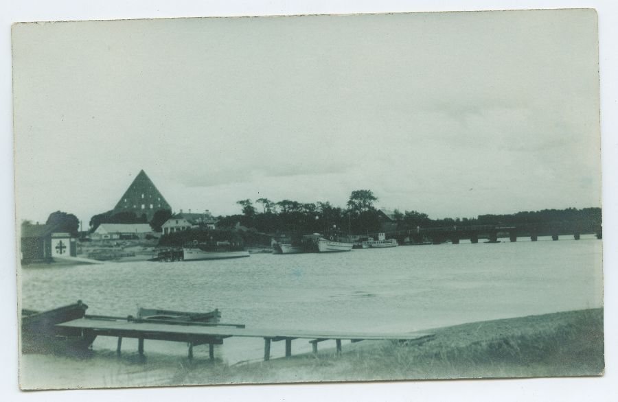 Tallinn, Pirita, esiplaanil jõgi laevadega, taga kloostri varemed läänest.