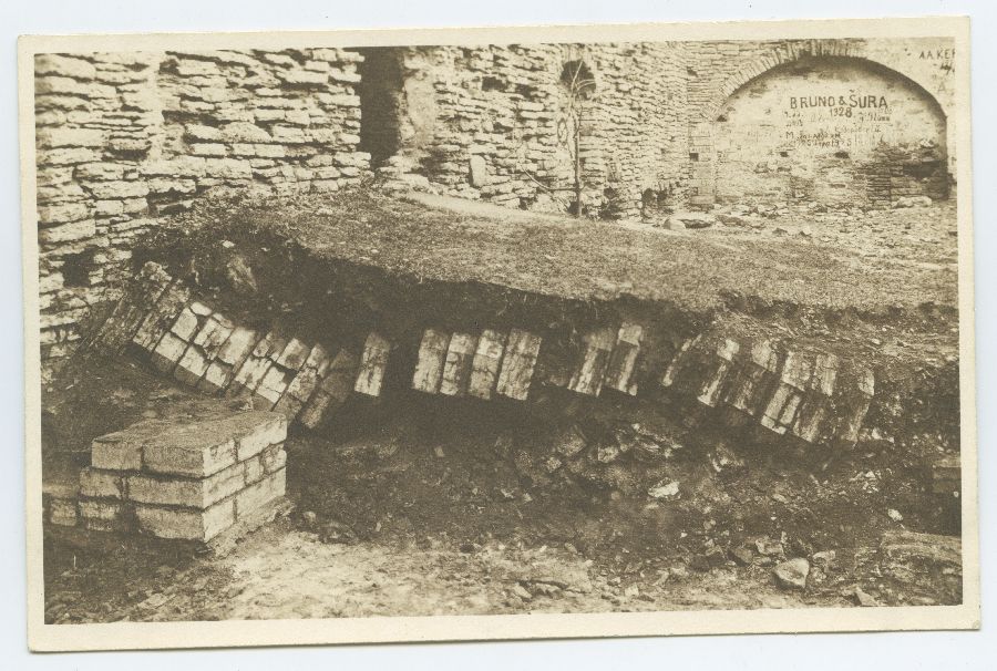 Tallinn, arheoloogilised kaevamised Pirita kloostris, võlvisammas.