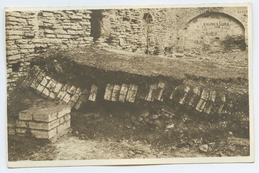 Tallinn, arheoloogilised kaevamised Pirita kloostris, võlvisammas.
