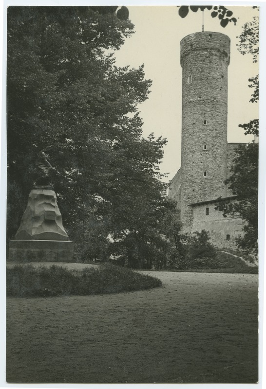 Tallinn, Pikk Hermannm vaade Lindamäelt, vasakul Linda kuju.