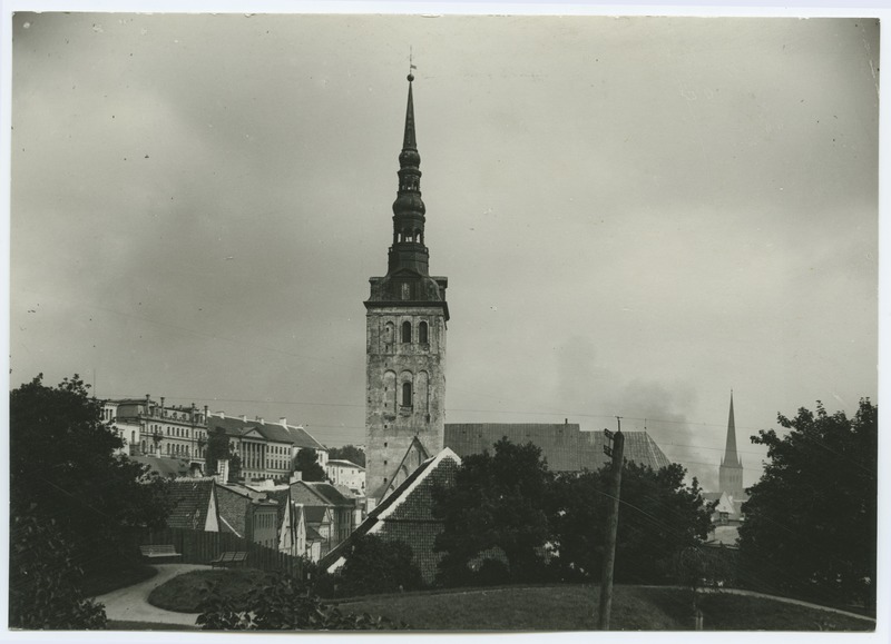 Tallinn, Niguliste kirik, vaade edelast, vasakul Toompea.