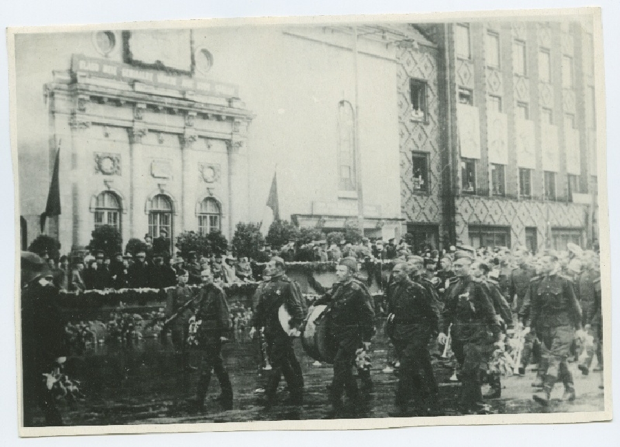 Punaarmee Eesti Kaardiväe laskurkorpuse paraad Võidu väljakul 1945. aastal.