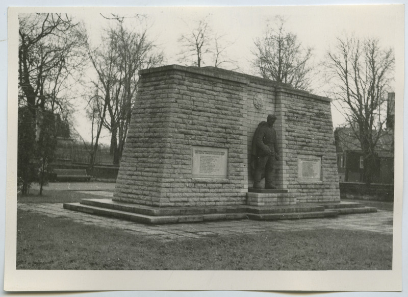 Monument Vabastajate väljakul.