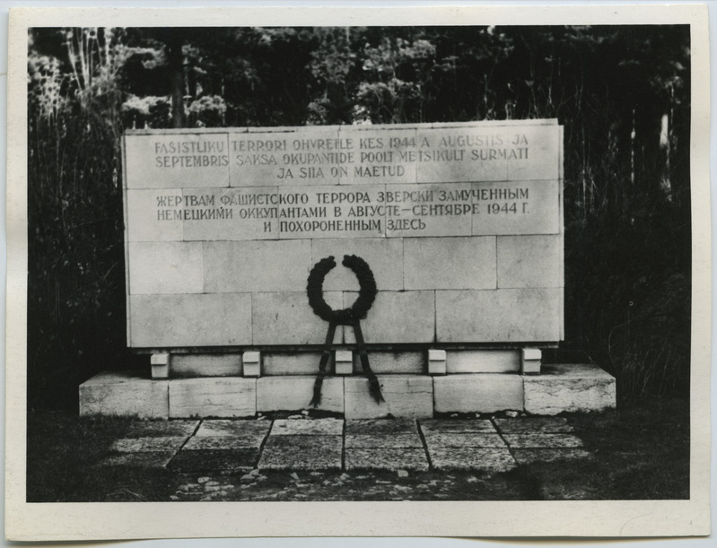 Monument saksa okupatsiooni mõrvaohvrite vennashaual Metsakalmistul.