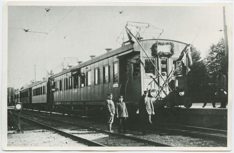 Elektrirong Tallinn-Nõmme esimesel aastapäeval 1925. aastal Balti jaamas.