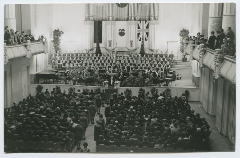 Inglise kolledži pidulik aktus "Estonia" kontserdisaalis.