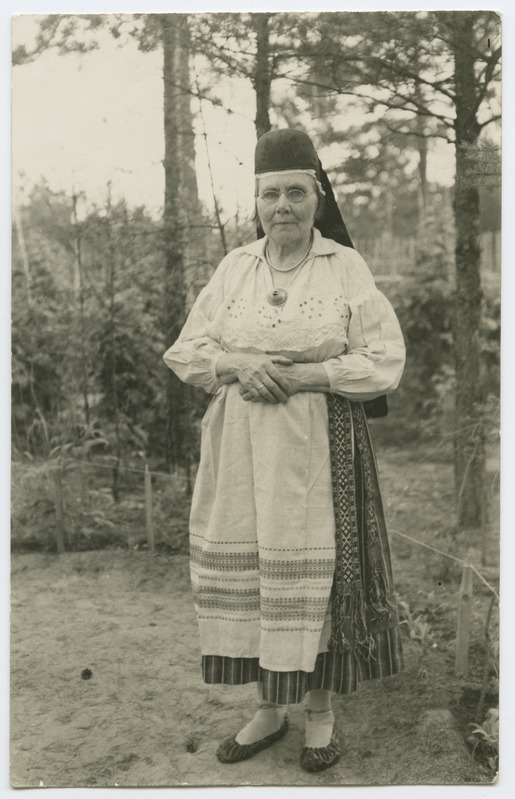 Vanaema Elisabeth Maddi rahvariietes.