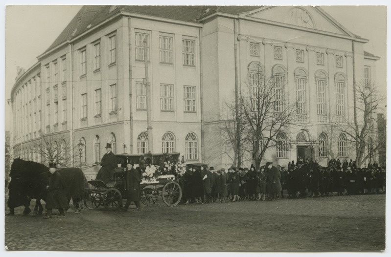 Gustav Maddi matuserong Kommertskooli ees.
