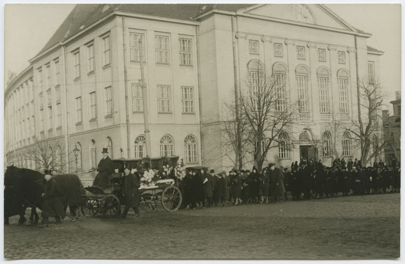 G. Maddi matuserongkäik Kommertskooli ees.