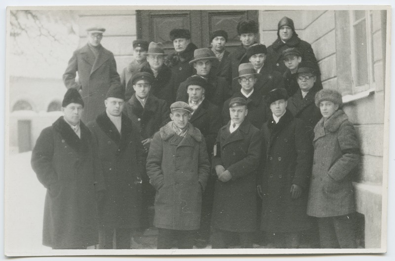Tallinna Fotoühingu liikmed I Keskkooli trepil, esireas paremalt I Harry Malm.