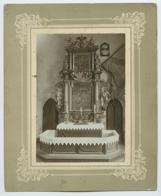 Kivi-Vigala kiriku altar.
