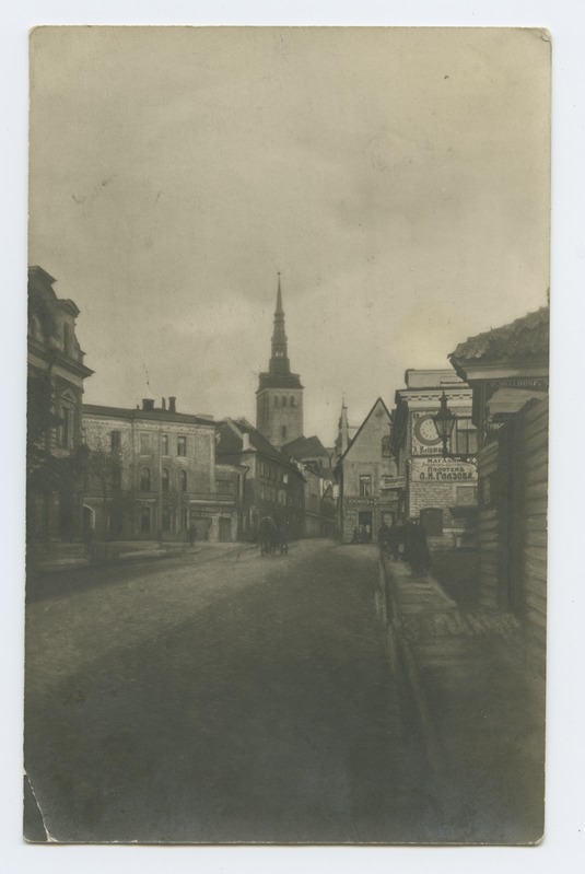 Karja tänav, taga Niguliste kiriku torn.