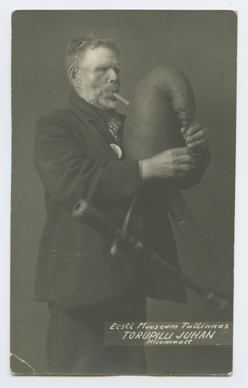 Torupilli Juhan Hiiumaalt koos oma pilliga, täisportree.