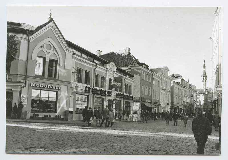 Tallinn, McDonalds'i söögikoht Viru ja Valli tänava nurgal.