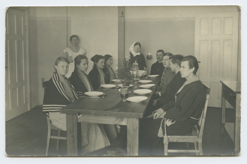 Tüsikusehaigete kodu Tallinnas. Haiged lõunalauas. Postkaart.