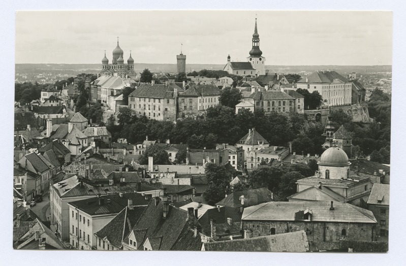 Vaade linnale. Pildistatud Oleviste kiriku tornist Toompea poole. Postkaart.