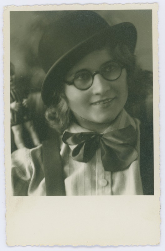 Lydia Tarem prillide ja kübaraga