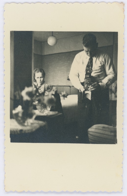 Fotograaf. Autoportree läbi peegli siseruumis.