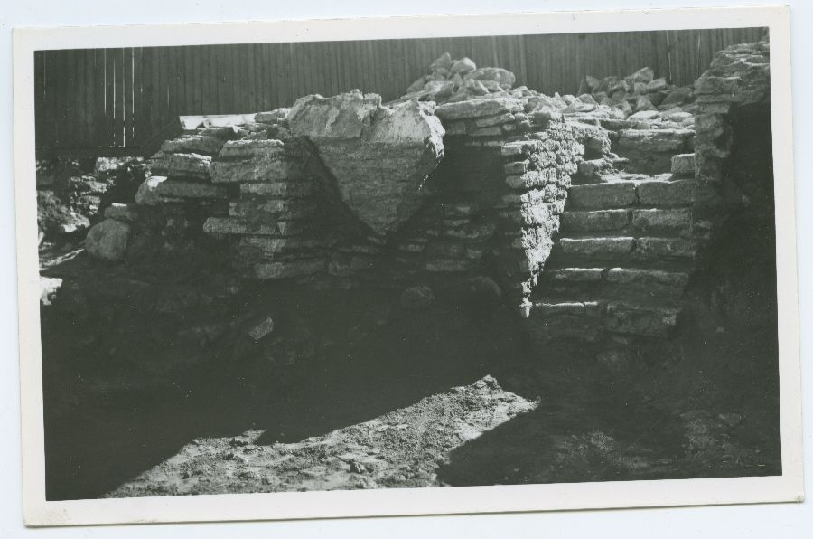 Tallinn, arheoloogilised kaevamised Pirita kloostris, müüridetail trepiga.
