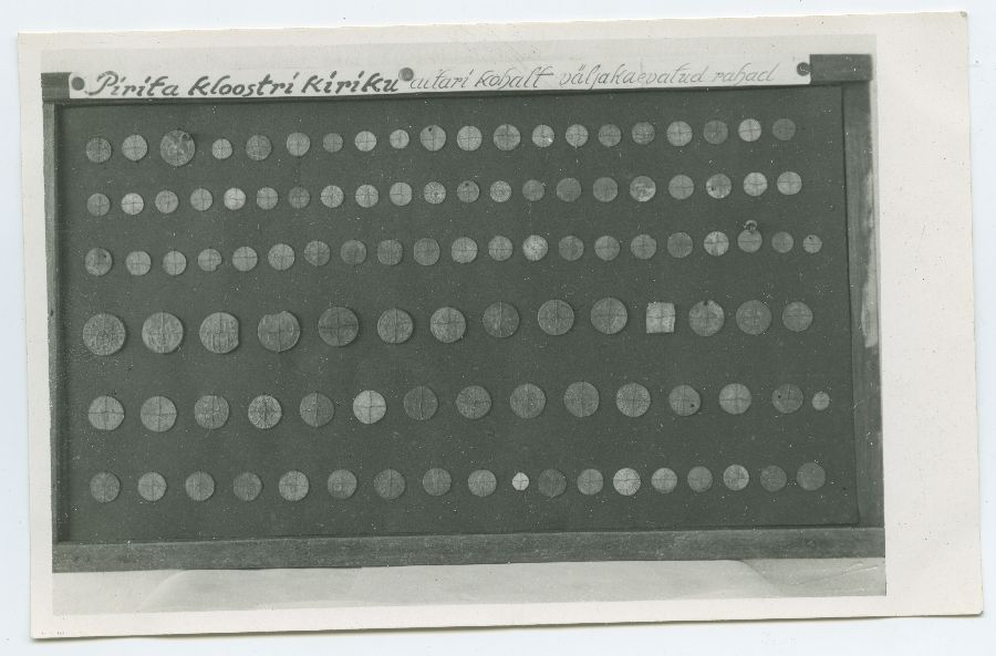 Pirita kloostri kiriku altari kohalt väljakaevatud rahad.