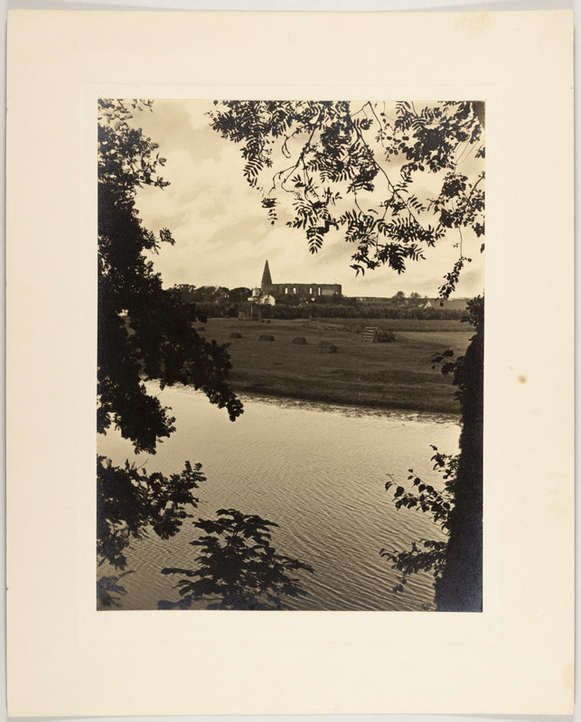 Tallinn, Pirita kloostri varemed lõunast, esiplaanil jõgi, Pirita Kaunistamise Seltsi fotovõistluse II auhind.