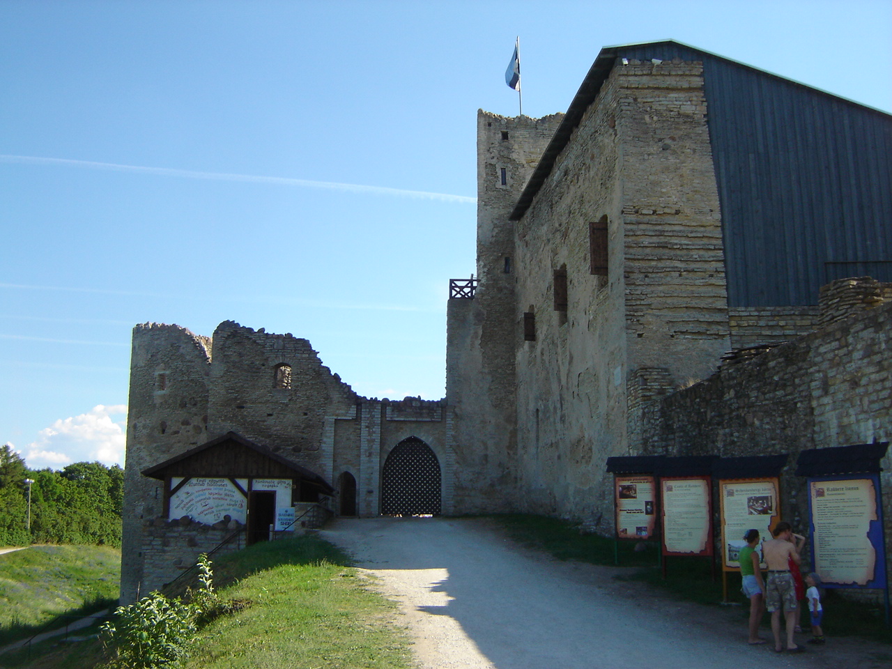 Rakvere Orthodox 3 - the gates of the city, the rondeel or the round artillery tower and the south-east tower.
