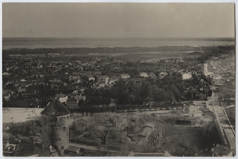 Tallinn, vaade Toompealt lõunasse, ees vasakul Kiek-in-de-Kök, taga Ülemiste järv.