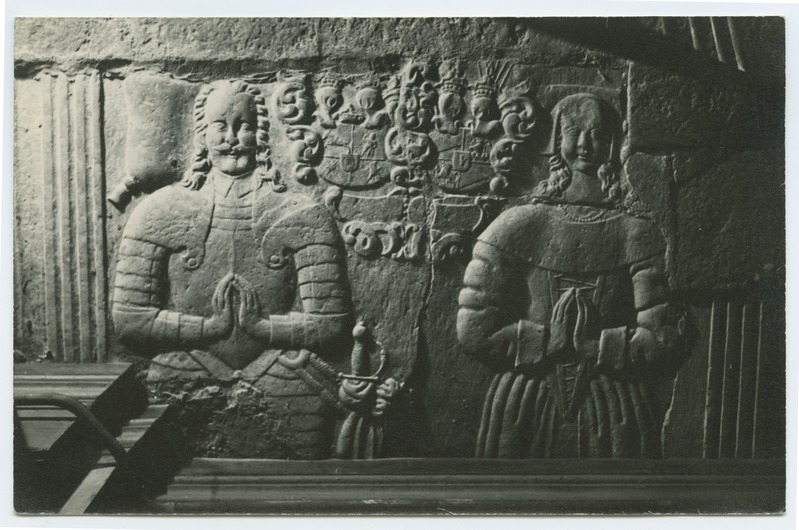 v. Wrede hauakivi, kivireljeef mehe ja naise figuuriga, Toomkiriku põrandas koori all.