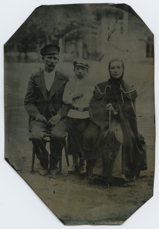 Ferrotüüp. Grupipilt. Hannes, Evald ja Leena
