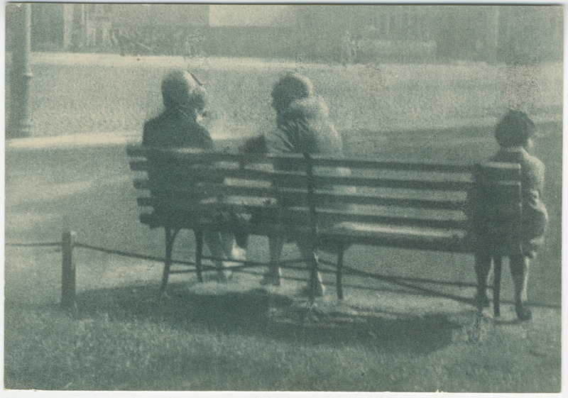 Foto. Kolm naist pingil