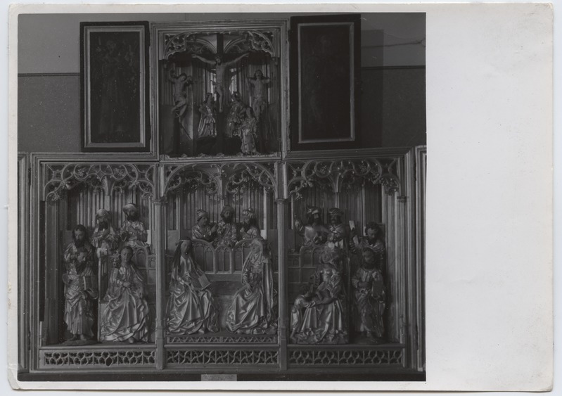Apostlifiguuridega altar.