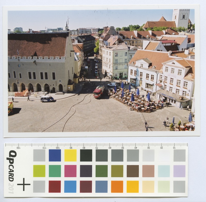 Vaade Tallinna Raekoja platsile ja Kullassepa tänavale Raekoja plats 8 hoonest