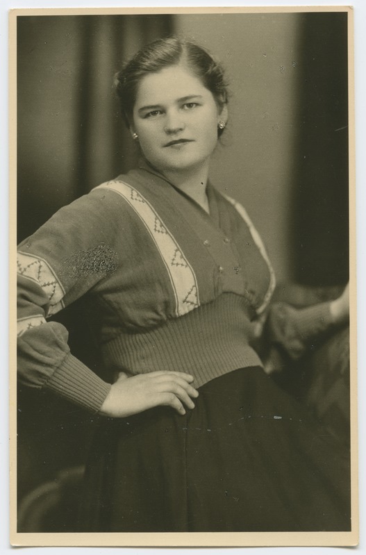 Kootud pluusis naise portree. Ateljeefoto.