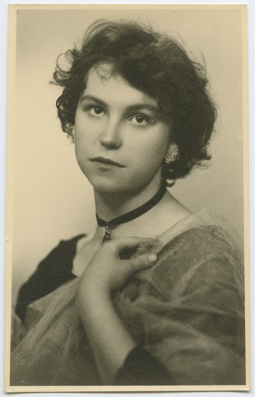 Noore naise portree. Kaelas musta paelaga ripats. Ateljeefoto.