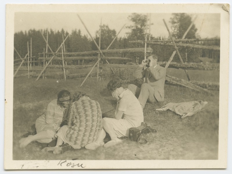 Võsu. Seltskond lattaia juures karjamaal. Fotograaf pildistamas.