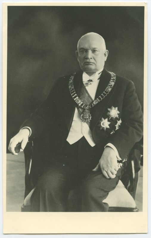 Riigivanem Konstantin Päts. Poolportree ametirahaga.