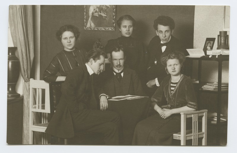 Johannes ja Peeter Parikas seltskonnaga oma ateljees. Ülevalt paremalt esimene Wilhelm Friedrich Dubas