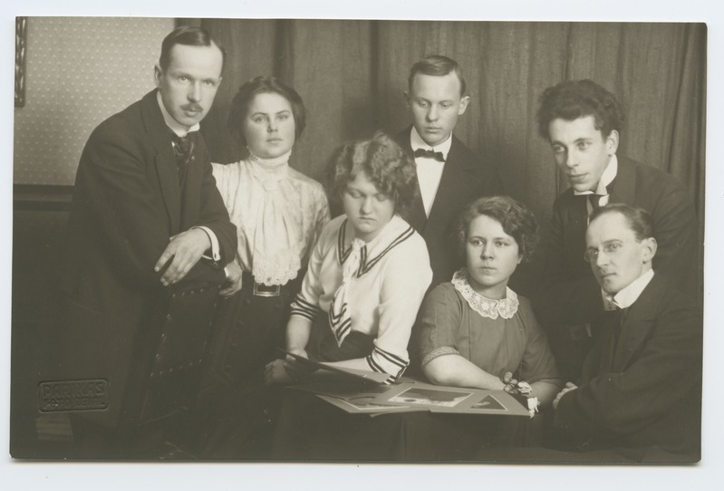 Johannes ja Peeter Parikas seltskonnaga oma ateljees. Ülevalt paremalt esimene Wilhelm Friedrich Dubas.