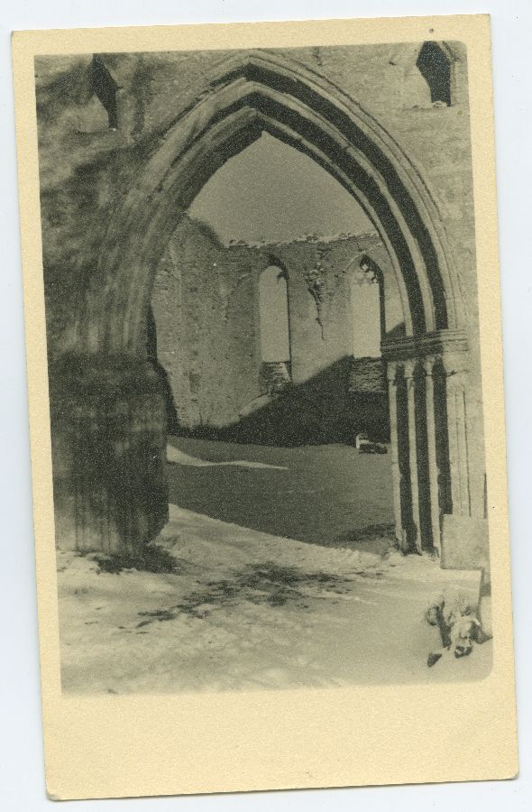 Tallinn, Pirita kloostri varemed, peaportaal talvel.