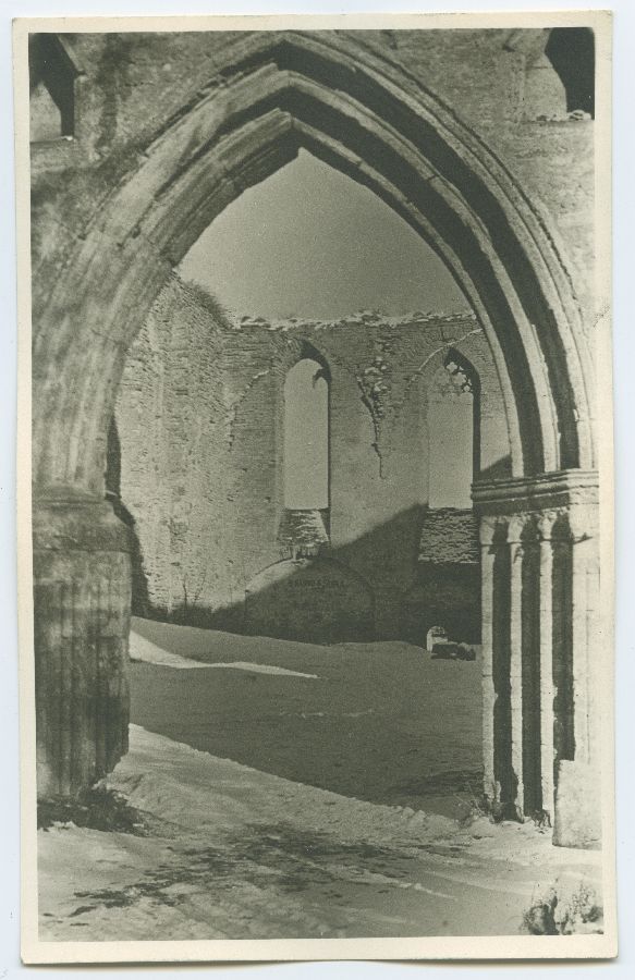 Tallinn, Pirita kloostri varemed, peaportaal talvel.