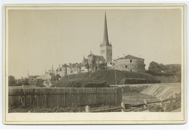 Tallinn, vaade kirde poolt, keskel Stolting, Oleviste kirik ja Paks Margareeta.