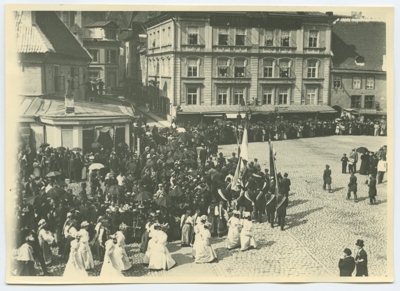 VI üldlaulupidu 1896. aastal Tallinnas, rongkäik Raekoja platsil.