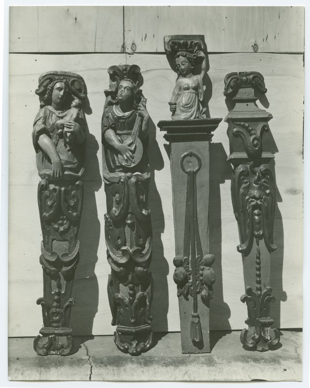Neli koori rinnatise kaunistusliistu, puunikerdus, madonna, lautomängija, naisfiguur ja ornament, Pühavaimu kirikus.