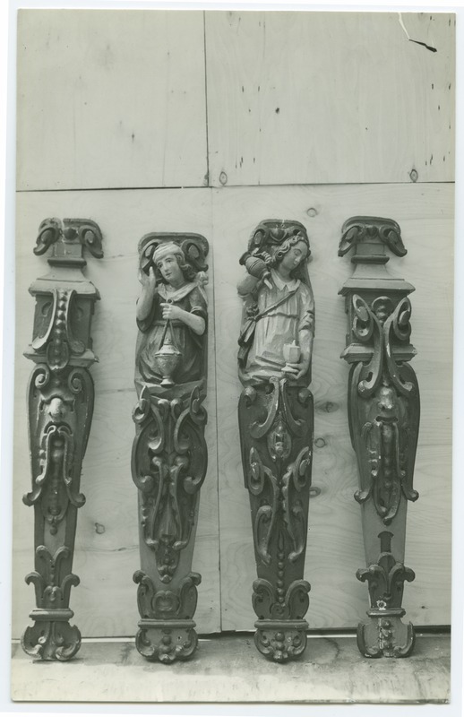 Neli koori rinnatise kaunistusliistu, puunikerdus, ornementaalsed, 2 "tarkade neitsitega" ja 2 ornamentaalset.
