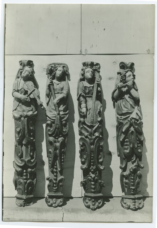 Neli koori rinnatise kaunistusliistu, puunikerdus, mitmesuguseid pille mängivad figuurid,  Pühavaimu kirikus.
