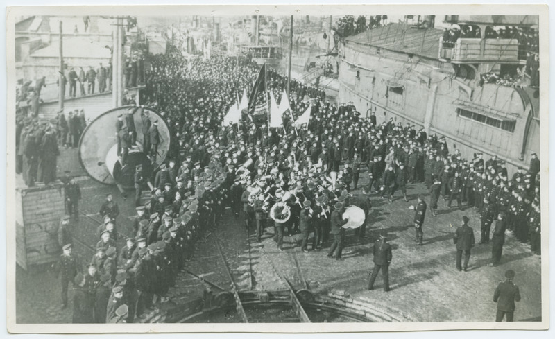 Mereväelaste meeleavaldus 1917. aastal Tallinna sadamas "Pamjat Azova" 1906. aasta ohvrite mälestuseks.