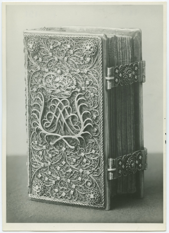 Hõbefiligraanköites raamat, mõõdud 85 x 52 mm, 17. sajandist.