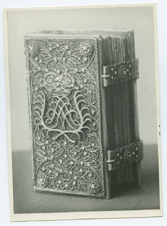 Hõbefiligraanköites raamat, mõõdud 85 x 52 mm, 17. sajandist.