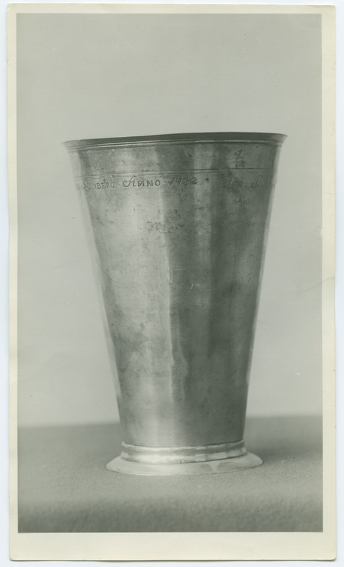 Koonusekujuline hõbepeeker, äärel kiri.